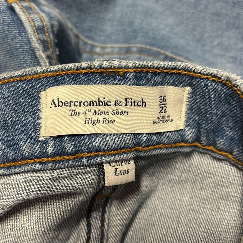 Abercrombie & Fitch The 4” Mom Short High Rise Distressed Denim Blue Size 22 NWT - Picture 4 of 4